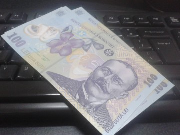 Leul se depreciază în faţa dolarului